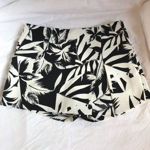 🛍 Express Black / White Floral Print Skort